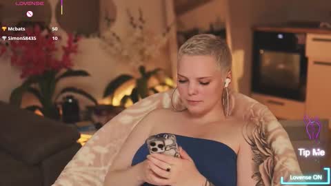 likaaberry online show from November 4, 4:03 am