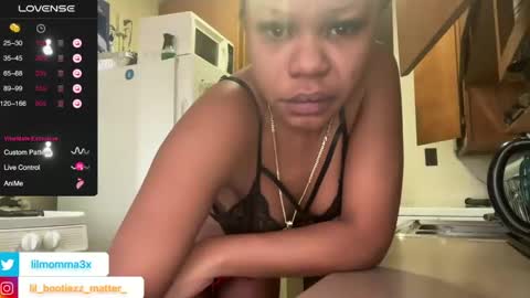 Snapshot of lil_momma422 chatting on December 15, 1:22 pm MOMMA LUV online show from December 15, 1:22 pm