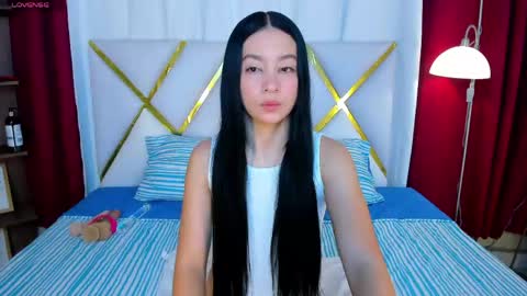 lila_pinky_ online show from April 17, 12:29 pm