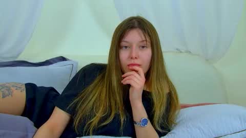 Mia online show from February 4, 7:12 am