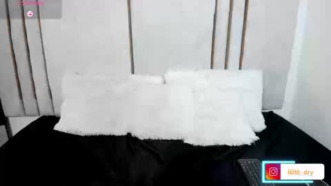 Snapshot of lilith_dry chatting on September 19, 3:27 pm lilith_dry online show from September 19, 3:27 pm