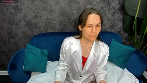 Snapshot of lillian_white1 chatting on February 19, 6:33 am lillian_white1 online show from February 19, 6:33 am