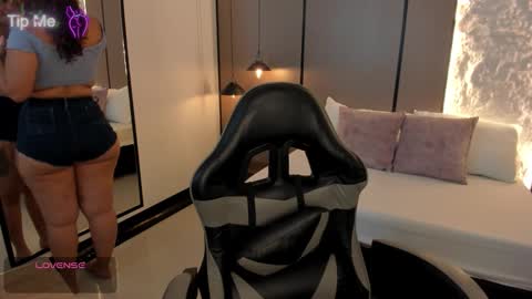 L I L L Y online show from December 16, 12:33 pm