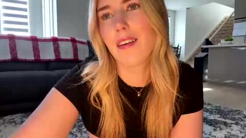 Ava online show from April 9, 1:39 pm