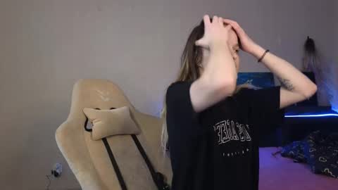 lily_and_jake online show from April 12, 7:45 am