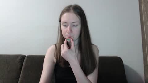 lily_love_x online show from April 20, 10:57 pm