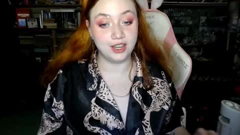 Snapshot of lily_shamy chatting on October 1, 6:29 pm Alice online show from October 1, 6:29 pm