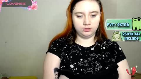 Snapshot of lily_shamy chatting on March 1, 10:31 pm Alice online show from March 1, 10:31 pm