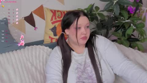 Snapshot of lilybelll chatting on October 16, 6:35 am Lily online show from October 16, 6:35 am