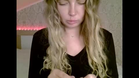 Snapshot of lindsisecret chatting on January 3, 3:55 pm Anna online show from January 3, 3:55 pm