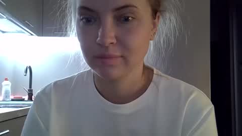 Snapshot of lindsisecret chatting on October 1, 4:44 am Anna online show from October 1, 4:44 am