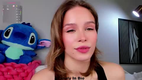 Snapshot of lipswithsweetonthem chatting on October 14, 1:30 am Lina online show from October 14, 1:30 am