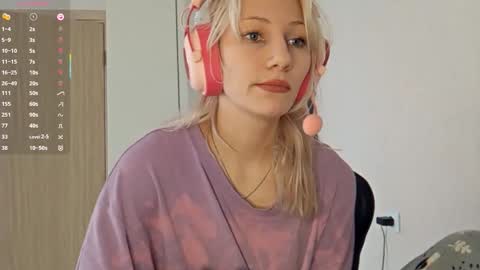 Snapshot of little_soyia chatting on October 10, 9:37 am Lana online show from October 10, 9:37 am