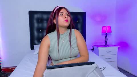 Snapshot of littlee_molly18 chatting on October 14, 3:42 am littlee_molly18 online show from October 14, 3:42 am