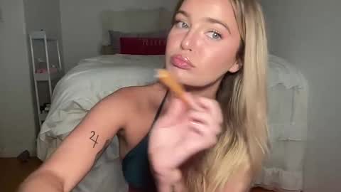 Marciabrady online show from September 18, 8:24 pm