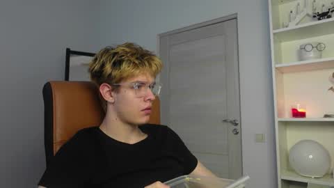 LOGAN FRASER online show from October 12, 5:44 am