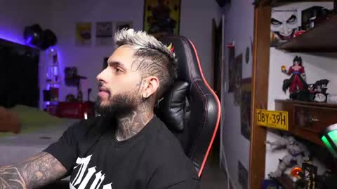 logan_hugh8 online show from April 9, 6:19 am