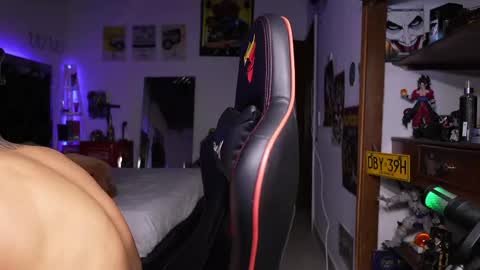 logan_hugh8 online show from April 19, 12:00 am