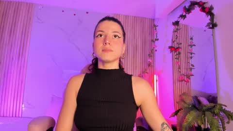 lolamustaine_ online show from November 14, 9:05 pm