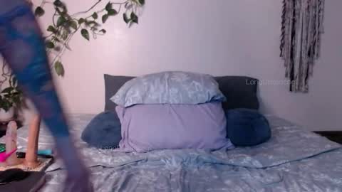 Snapshot of longdistancegf chatting on October 18, 10:41 am Angel online show from October 18, 10:41 am