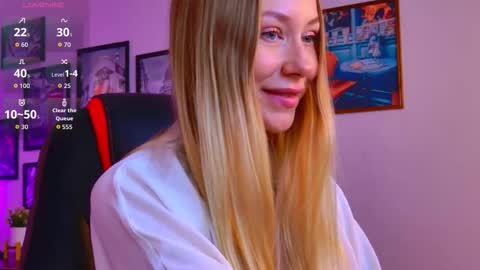 Snapshot of lottie_shine chatting on October 26, 1:34 pm Emilia and Chelsea online show from October 26, 1:34 pm