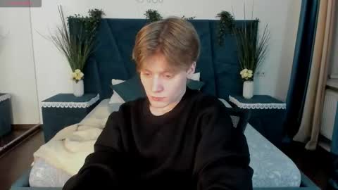 louie_evans online show from December 18, 8:59 pm