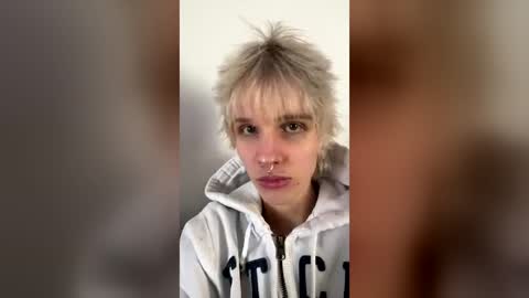 loulou144838 online show from June 27, 2:50 am