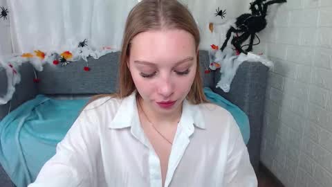 Snapshot of love_bella_ chatting on October 22, 12:47 am love bella online show from October 22, 12:47 am
