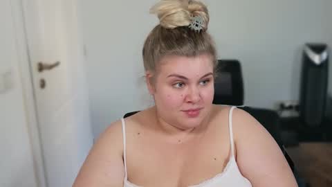 Snapshot of love_wiggy18 chatting on September 22, 2:10 pm Ally online show from September 22, 2:10 pm
