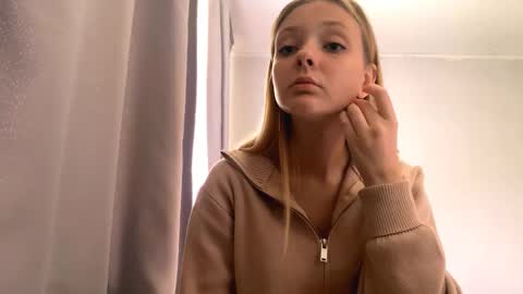 Snapshot of lovelladeboer chatting on October 8, 9:26 am Ella online show from October 8, 9:26 am
