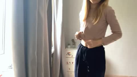 Snapshot of lovelladeboer chatting on October 15, 8:37 am Ella online show from October 15, 8:37 am