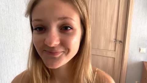 Snapshot of lovelladeboer chatting on October 17, 8:51 am Ella online show from October 17, 8:51 am
