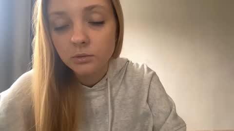 Snapshot of lovelladeboer chatting on October 10, 9:37 am Ella online show from October 10, 9:37 am