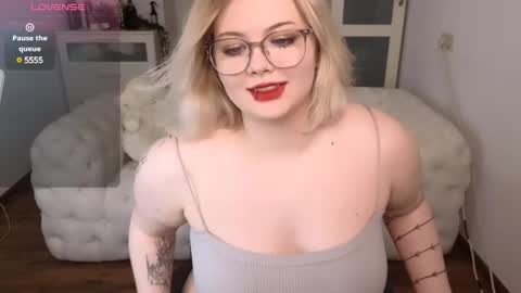 Snapshot of lovely_leilla chatting on March 10, 4:07 am lovely_leilla online show from March 10, 4:07 am
