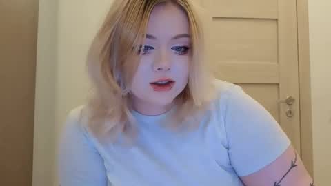 Snapshot of lovely_leilla chatting on October 17, 6:12 pm lovely_leilla online show from October 17, 6:12 pm