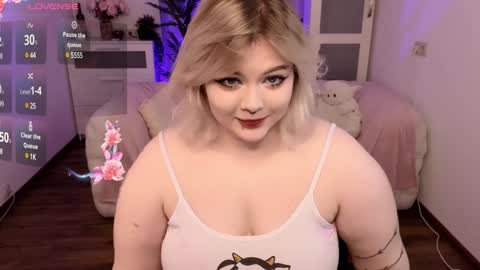 Snapshot of lovely_leilla chatting on January 20, 2:22 am lovely_leilla online show from January 20, 2:22 am