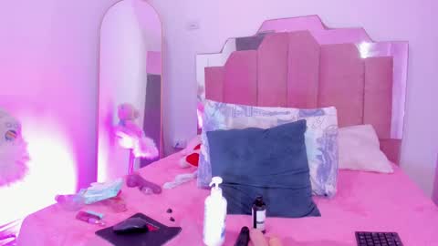 L O V E  online show from March 5, 2:56 pm