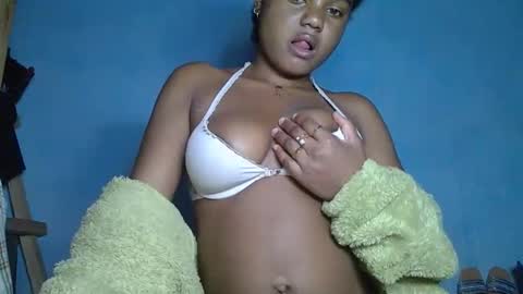 Snapshot of luciana012 chatting on September 22, 6:12 pm luciana012 online show from September 22, 6:12 pm