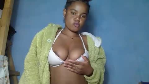 Snapshot of luciana012 chatting on September 20, 4:32 pm luciana012 online show from September 20, 4:32 pm