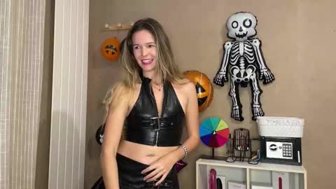 Snapshot of lucie_hot chatting on October 10, 6:25 pm Lucie hot follow me on online show from October 10, 6:25 pm