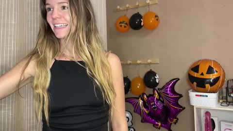 Snapshot of lucie_hot chatting on October 14, 7:17 pm Lucie hot follow me on online show from October 14, 7:17 pm