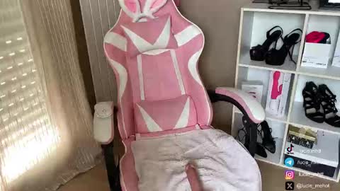 Snapshot of lucie_hot chatting on September 16, 9:12 am Lucie hot follow me on online show from September 16, 9:12 am