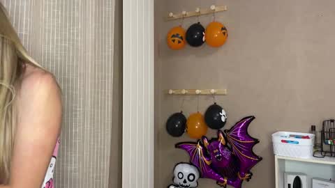 Snapshot of lucie_hot chatting on October 16, 6:40 pm Lucie hot follow me on online show from October 16, 6:40 pm