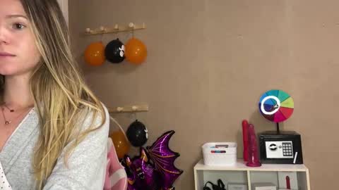 Snapshot of lucie_hot chatting on October 17, 6:45 pm Lucie hot follow me on online show from October 17, 6:45 pm