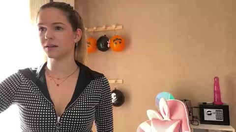 Snapshot of lucie_hot chatting on October 7, 9:16 am Lucie hot follow me on online show from October 7, 9:16 am