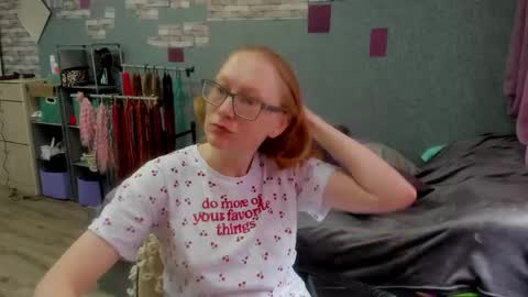 lucky_licky20 online show from April 17, 2:25 am