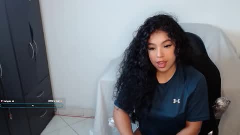 lucy__taylorr online show from April 23, 12:40 pm