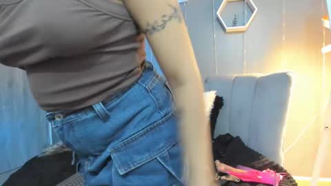 Snapshot of lucy_harris_ chatting on February 20, 7:34 am lucy_harris_ online show from February 20, 7:34 am