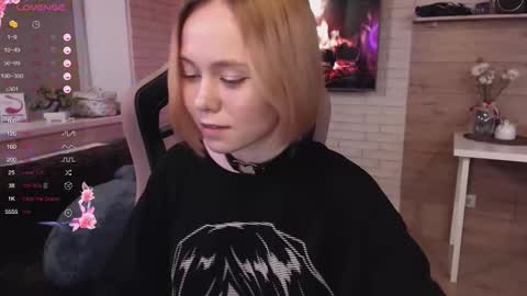 Snapshot of lucy_mirror chatting on September 9, 9:59 pm Lucy online show from September 9, 9:59 pm