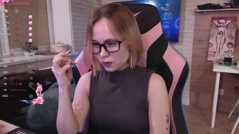 Snapshot of lucy_mirror chatting on October 29, 8:53 pm Lucy online show from October 29, 8:53 pm